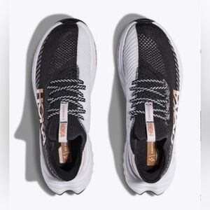 BRAND NEW Hoka Carbon x 3 Sz 7.5 in Black & White